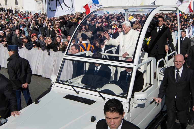 Benedictus XVI in de pausmobiel op het Sint-Pietersplein in 2013. Hij blijft zijn handen in de onschuld wassen. Beeld Getty Images