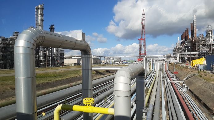 Pijpleidingen op het terrein van Shell Moerdijk. Shell transporteert onder meer via de Delta Corridor grondstoffen voor plastics naar het achterland en andere havens.