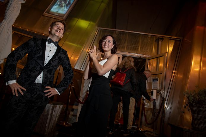 Ton de Bont en Lola Koppelman van het Heerenstraattheater zijn klaar voor de premiere van de nieuwe James Bondfilm.