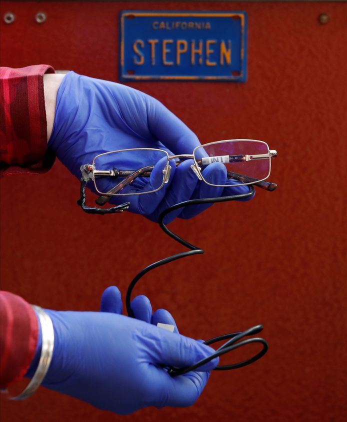 Een bril van Stephen Hawking.