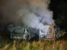 Twee auto's branden volledig uit op terrein van veroordeelde wapenhandelaar Jan B.