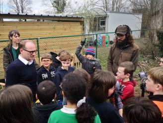 Minister Weyts lanceert ‘De Vlaamse Rand boomt’ met boomplanting op speelplaats De Fonkel