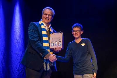 Echt Evert Weyzen-bier om het tonpraten een handje te helpen in Hilvarenbeek