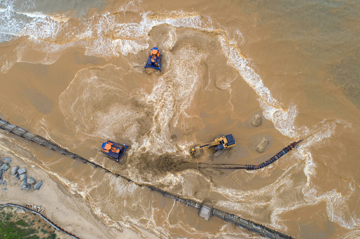 De natuur helpt bij de verspreiding van het zand langs de kust. Beeld Chris Taylor