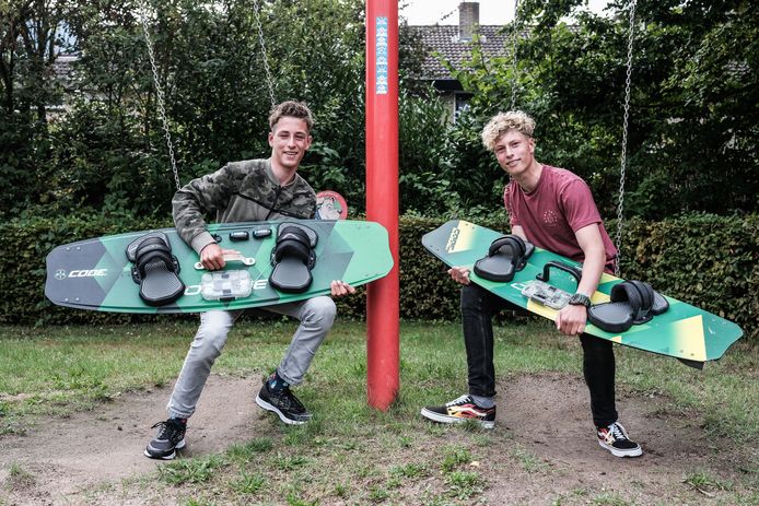 Kitesurfers, Jamie en Sean (rechts) met hun surfboards. Foto: Jan Ruland van den Brink