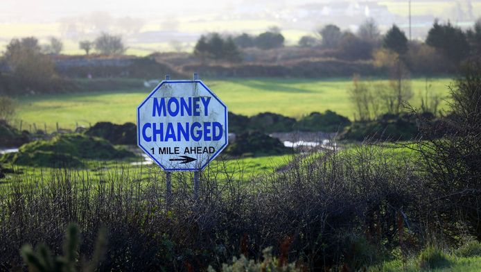 Un panneau indiquant le changement de monnaie à proximité de la frontière entre l'Irlande et l'Irlande du Nord.