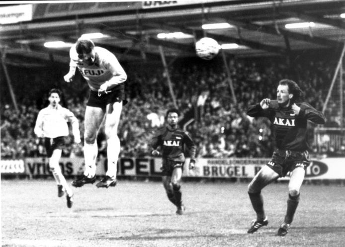 Wanny van Gils kopt de bal namens NAC richting het doel van Excelsior in 1991.