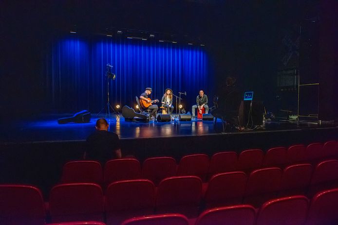 De Nobelaer probeert de vreemde omstandigheden al sinds het begin van de pandemie het hoofd te bieden, bijvoorbeeld met online gestreamde concerten tijdens theatersluitingen (foto, voorjaar 2020). Maar nu legt het cultuurcentrum haar theatergedeelte zelf stil.
