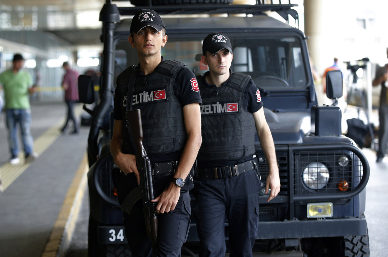 De bewaking bij het vliegveld in Istanbul is opgevoerd. Beeld ap