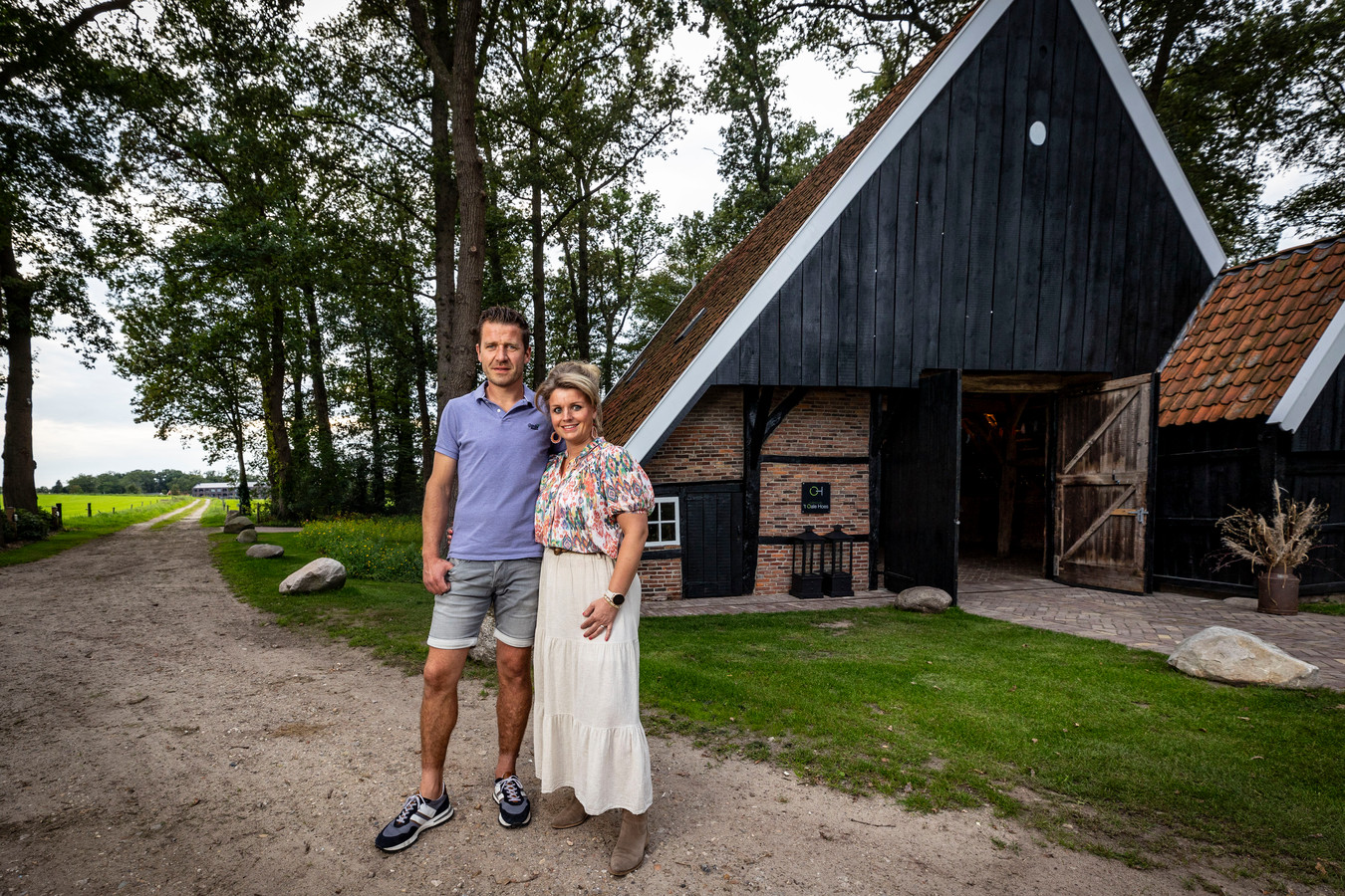 Marloes en Bram herstellen verwaarloosde schuur tot historische parel Foto AD.nl