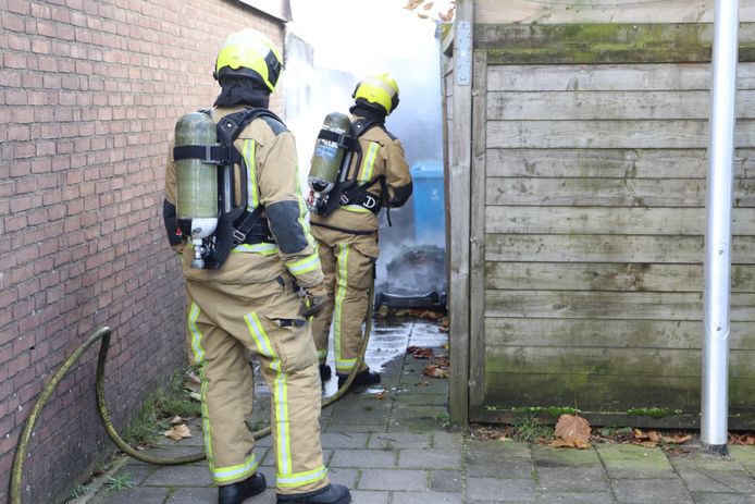 Een schuurtje in Pijnacker is vanmiddag in brand gevlogen nadat jongeren in de buurt vuurwerk aan het afsteken waren.