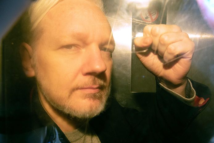 Dans cette photo d'archive prise le 1er mai 2019, le fondateur de WikiLeaks, Julian Assange, arrive au tribunal de Londres le 1er mai 2019 pour être condamné pour violation de caution.