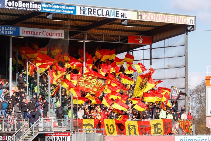 Supporters van Go Ahead Eagles tijdens de uitwedstrijd tegen Emmen afgelopen zondag.