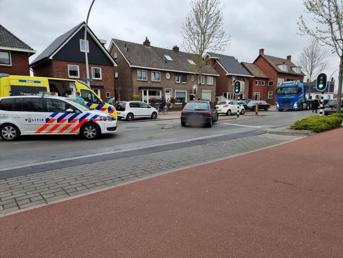 Hulpdiensten arriveren na het ongeluk in Hengelo, waarbij twee voertuigen betrokken waren.