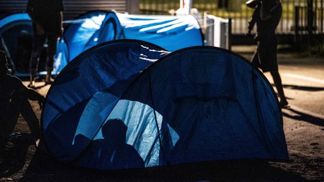 Vluchtelingen Ter Apel moeten tenten inleveren en nacht buiten doorbrengen: ‘Volstrekt idioot’