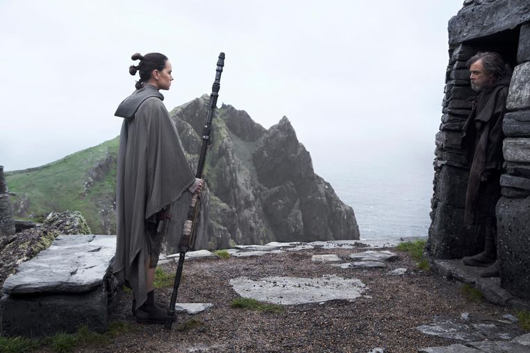 Star Wars: The Last Jedi, met Daisy Ridley (links) als Rey en Mark Hamill als Luke Skywalker. Beeld 