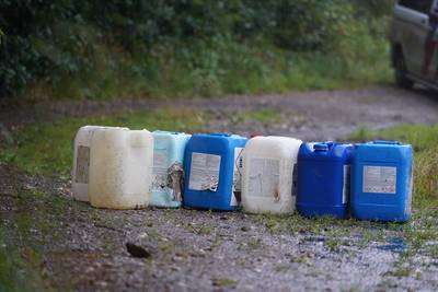 Gedumpte vaten gevonden langs kanaal bij Den Hout