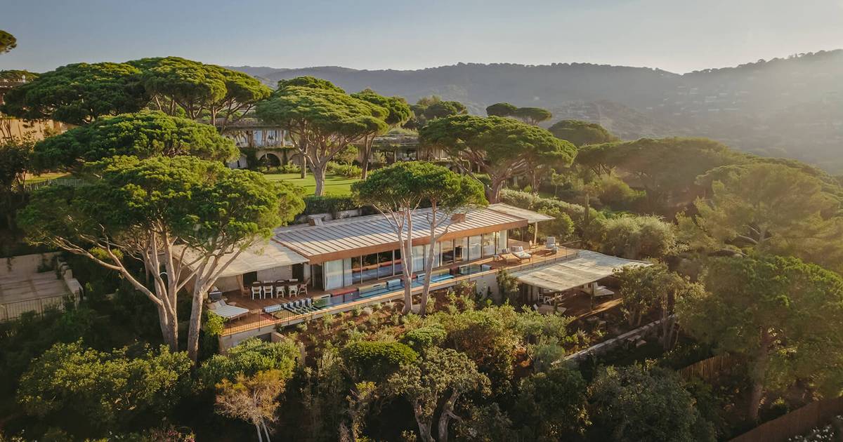 This villa near Saint-Tropez exudes a 1960s atmosphere, thanks to an ...