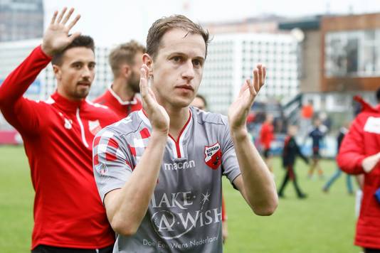 Kozakken Boys-speler Leon Bot bedankt het publiek na de uitwedstrijd bij AFC van afgelopen zaterdag.
