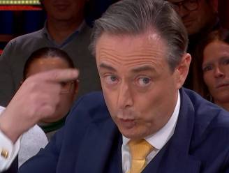 Met dit niet mis te verstaan handgebaar maakt Bart De Wever duidelijk hoe hij over Dries Van Langenhove denkt