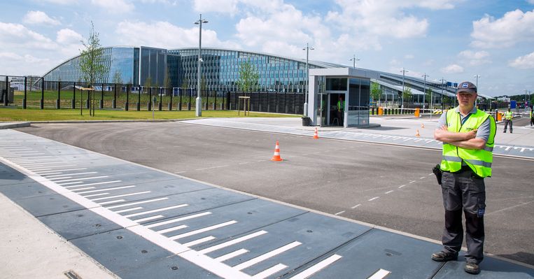 Het ultrabeveiligde NAVO-hoofdkwartier in Evere: het nieuwe gebouw werd pas in 2017 in gebruik genomen.  Beeld EPA