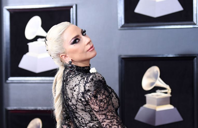 Lady Gaga - met op haar schouder een witte roos- arriveert bij de Grammy Awards in Madison Square Garden in New York. Beeld AFP