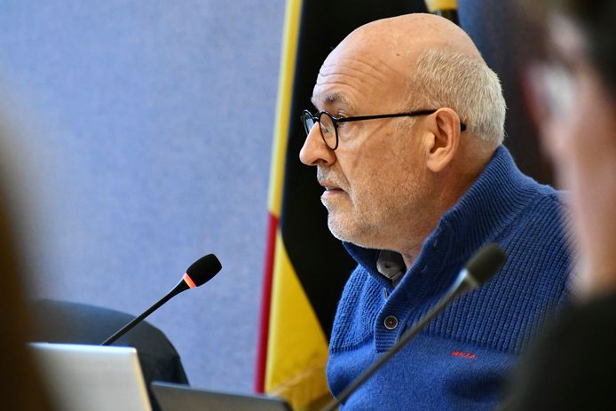 Gemeenteraadsvoorzitter Marc Kino verklaarde de motie van wantrouwen donderdag op een extra gemeenteraad onontvankelijk. De eedaflegging van de drie nieuwe schepenen kon hierdoor niet doorgaan.