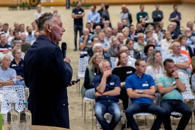Tweehonderd ‘paardenmensen’ zien op tegen heropenen vliegbasis de Peel: ‘Als er een gaat, gaat de re
