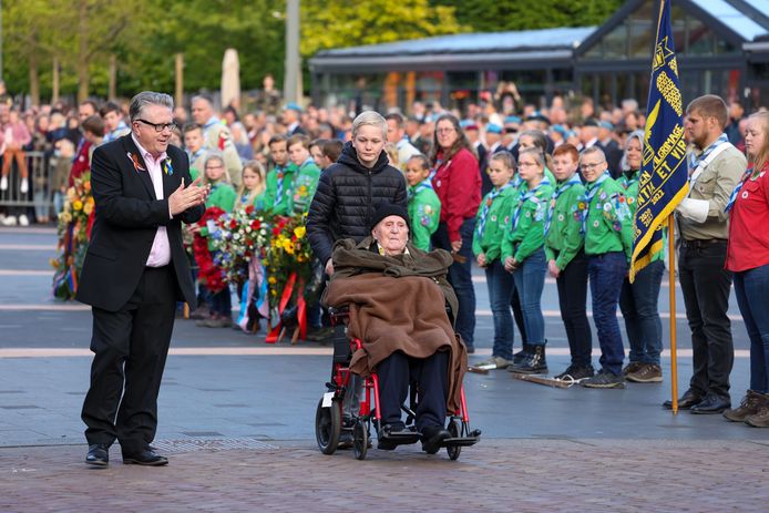 Ron Powers op 4 mei vorig jaar, tijdens zijn laatste bezoek aan Dronten. Links zoon Peter.