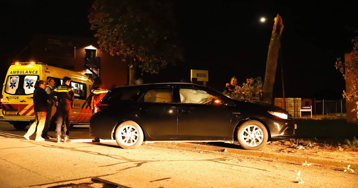 Spin veroorzaakt auto-ongeluk in Cuijk; boom breekt doormidden.
