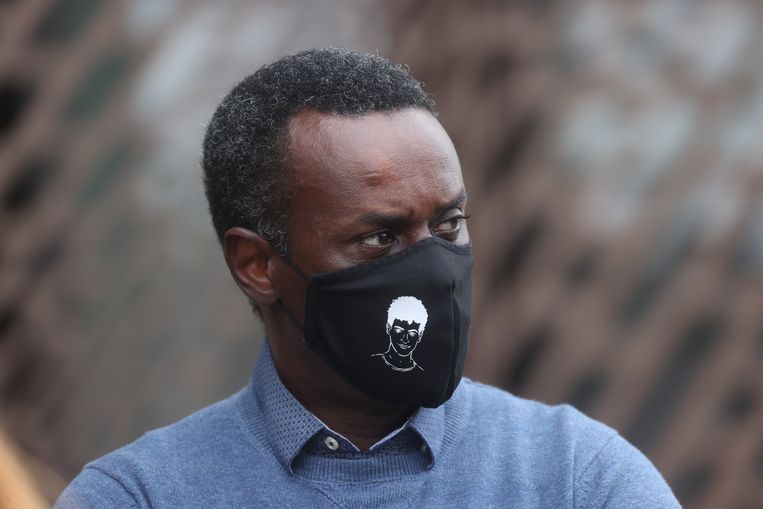 Ousmane Dia, de vader van Sanda, op 24 september bij de inleidende zitting. Marie: 'Hij zit heel diep.'   Beeld BELGA