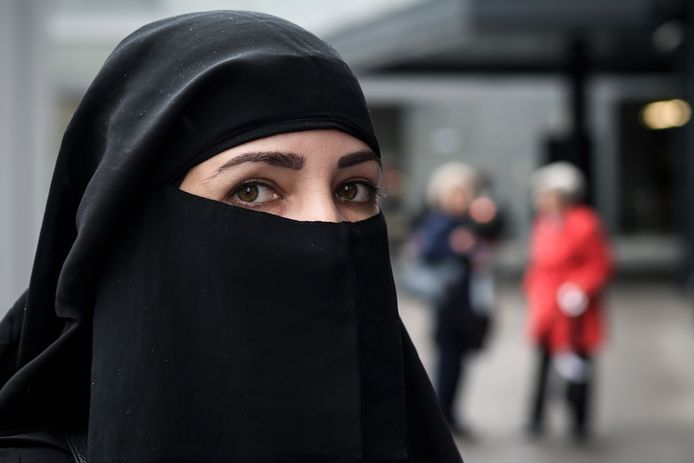 Een niqab bedekt het hele gezicht, op de ogen na.