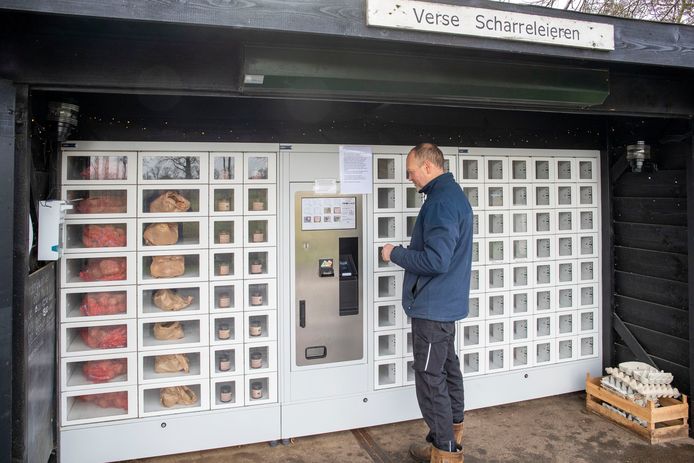 Anton van Steenbergen heeft aardappelen en jampotten in zijn eierautomaat gedaan, waar voorlopig geen eieren meer mogen verkocht wegens de uitbraak van vogelgriep elders in de gemeente Ede.