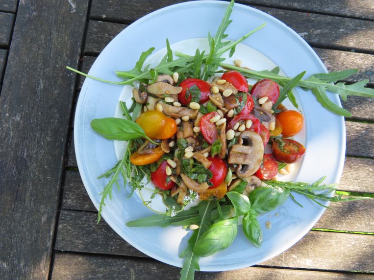 De Volkskeuken zomerse paddestoelentomatensalade De Volkskrant