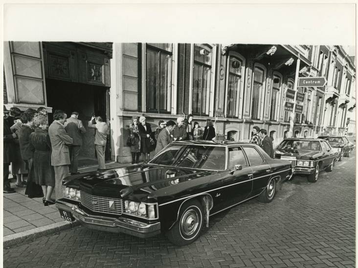 
Bij passagiersschip van Holland-Amerika Lijn stond altijd lange rij van wachtende Haagse taxi’s