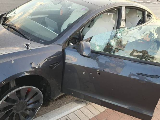 Tesla doorzeefd met kogels, maar man overleeft aanval van Hamas dankzij zijn auto