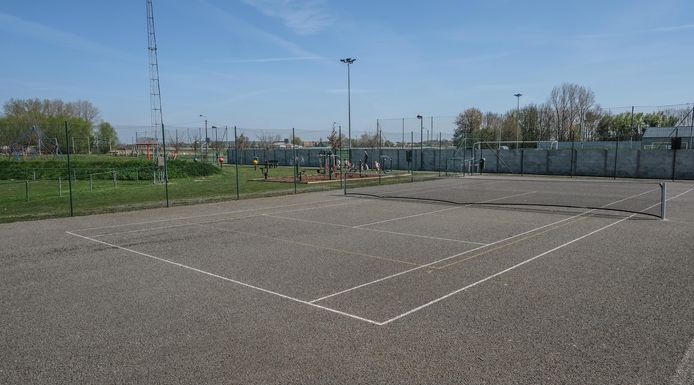 Op dit tennisveld komen in de toekomst twee of drie padelterreinen.