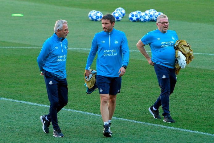 Bert van Marwijk (links) en Mark van Bommel (midden).