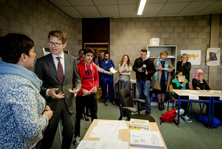 Staatssecretaris Sander Dekker (hier op bezoek bij de Heumensoordschool) reageert via een woordvoerder: 'Wij zijn er zeer voor dat kinderen zo goed mogelijk worden opgevangen, maar dat kan ook worden bereikt door middel van samenwerking' Beeld anp