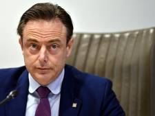 Un individu a jeté une hache dans la maison de De Wever