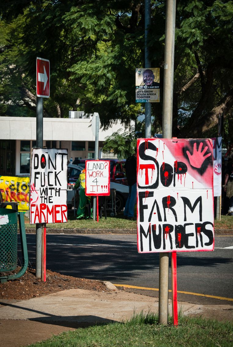 Protestborden van Swart Maandag in Pretoria. Beeld Bram Lammers