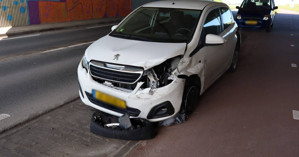 Eigenaar laat auto na botsing zwaar beschadigd achter op rondweg, politie wil dat wagen wordt getakeld.