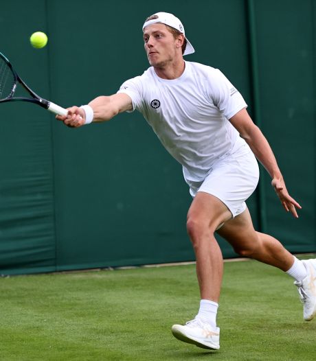 Tim van Rijthoven vrijdag vroeg in actie op baan 12 van Wimbledon