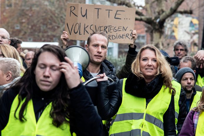 De demonstratie van de Gele Hesjes in Nijmegen op zaterdag 1 december. In het midden (met megafoon) Danny Cornelissen en naast hem Karin de Vocht - vriendin van Henk Kuipers.