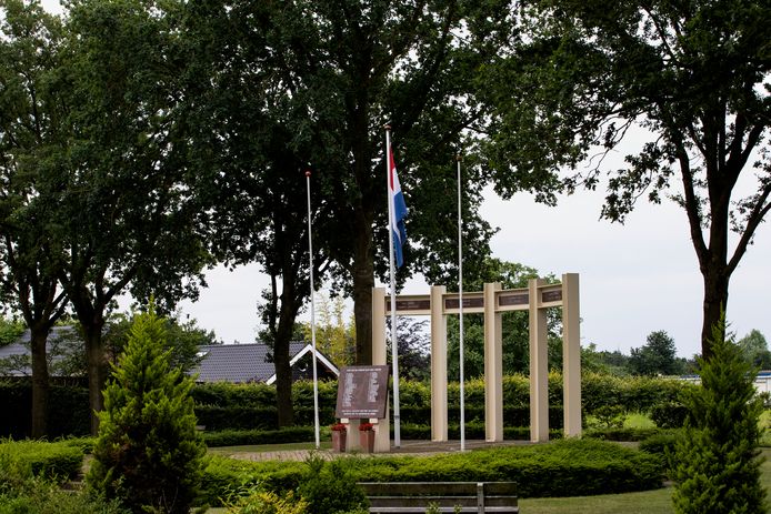 De vlaggen van Engeland en Duitsland zijn verdwenen bij het oorlogsmonument van Liessel, waar de Nederlandse nu alleen nog wappert.