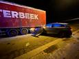 Bestuurder ontsnapt aan erger na klap tegen geparkeerde vrachtwagen langs de Lenniksestraat in Oetingen (Gooik).
