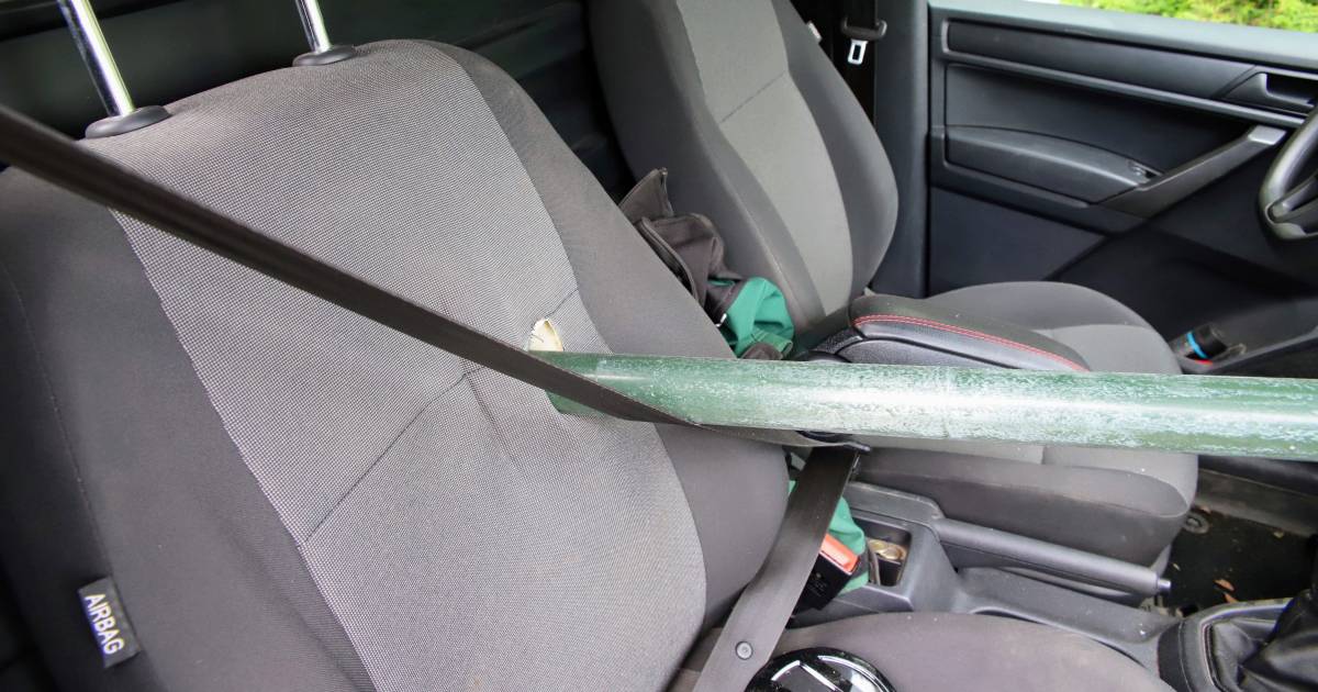 Металлическая труба пробила лобовое стекло и пассажирское сиденье, водитель остался невредимым |  за рубеж