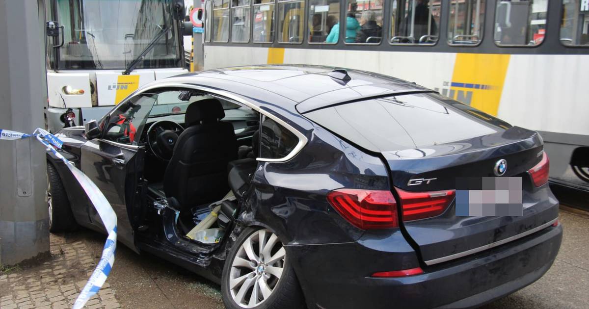 Voertuig botst met tram op SintBernardsesteenweg Antwerpen hln.be