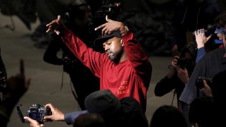 Kanye West danst tijdens de presentatie van zijn kledinglijn. Beeld reuters