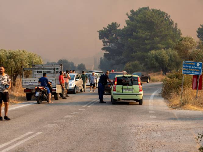 Branden houden aan: toeristen geëvacueerd uit Italiaanse Pescara, delen Rodos zonder stroom
